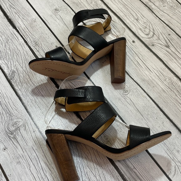 Splendid Leather Heels Size 8 NWOT
Strappy Buckle Sandal - Picture 3 of 9